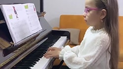 تیارا هنرجوی کودک پیانو