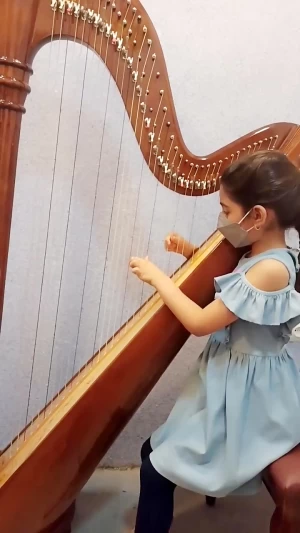 student of harp with fatemeh haghparast