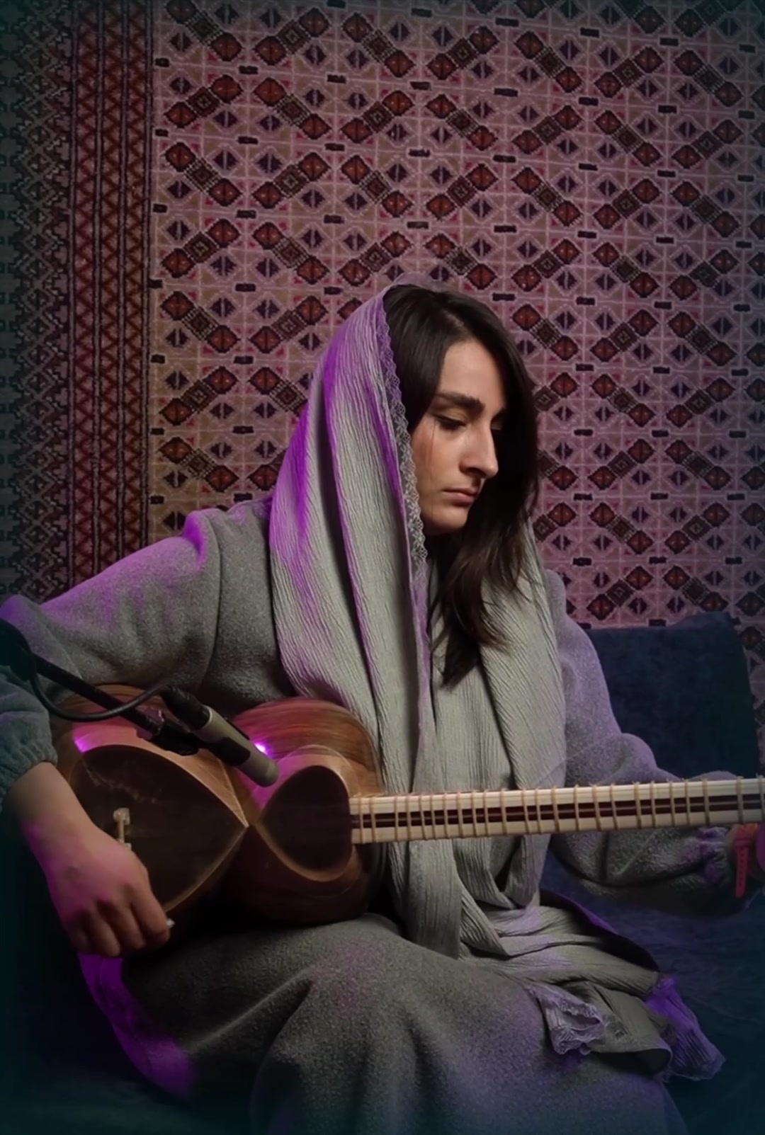 tar playing with parniyan aghaeinezhad