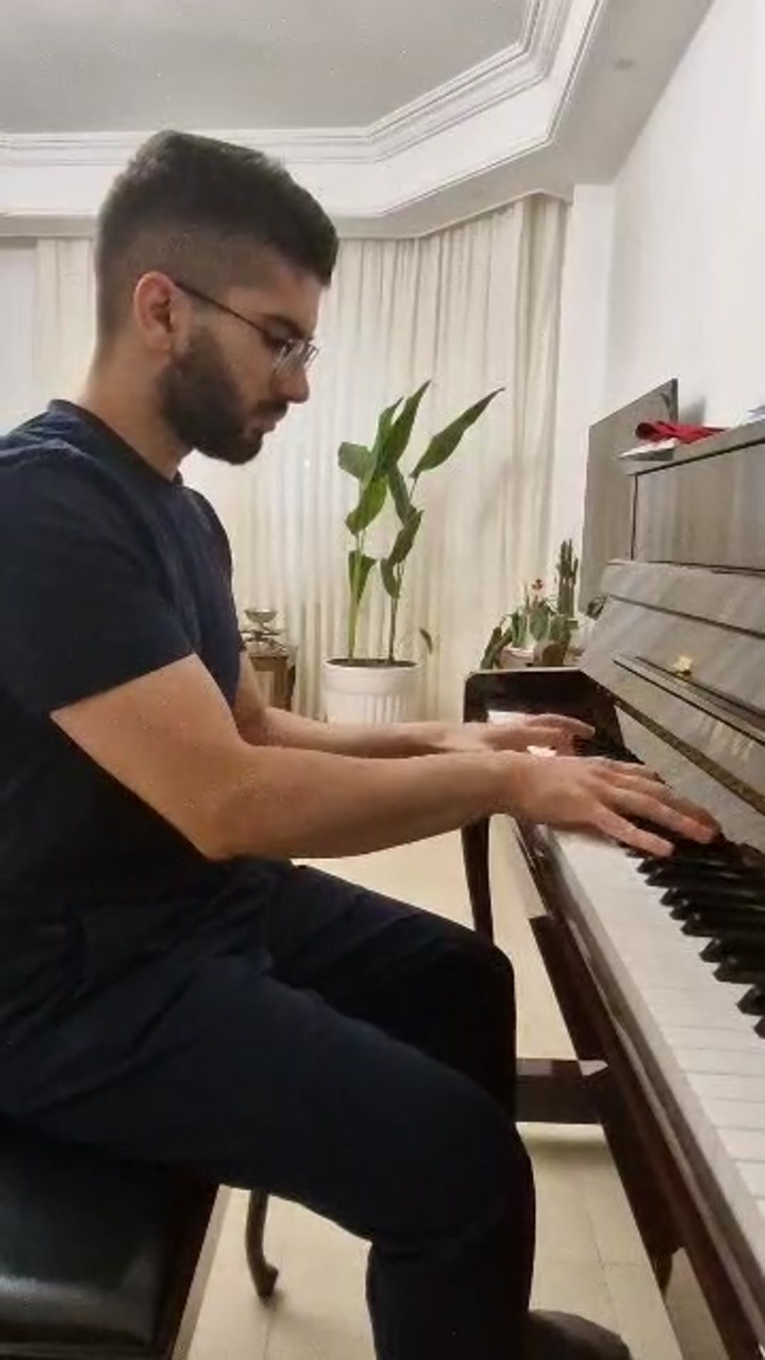 پیانو نوازی از یکی از هنرجوهای استاد کمند توسلی